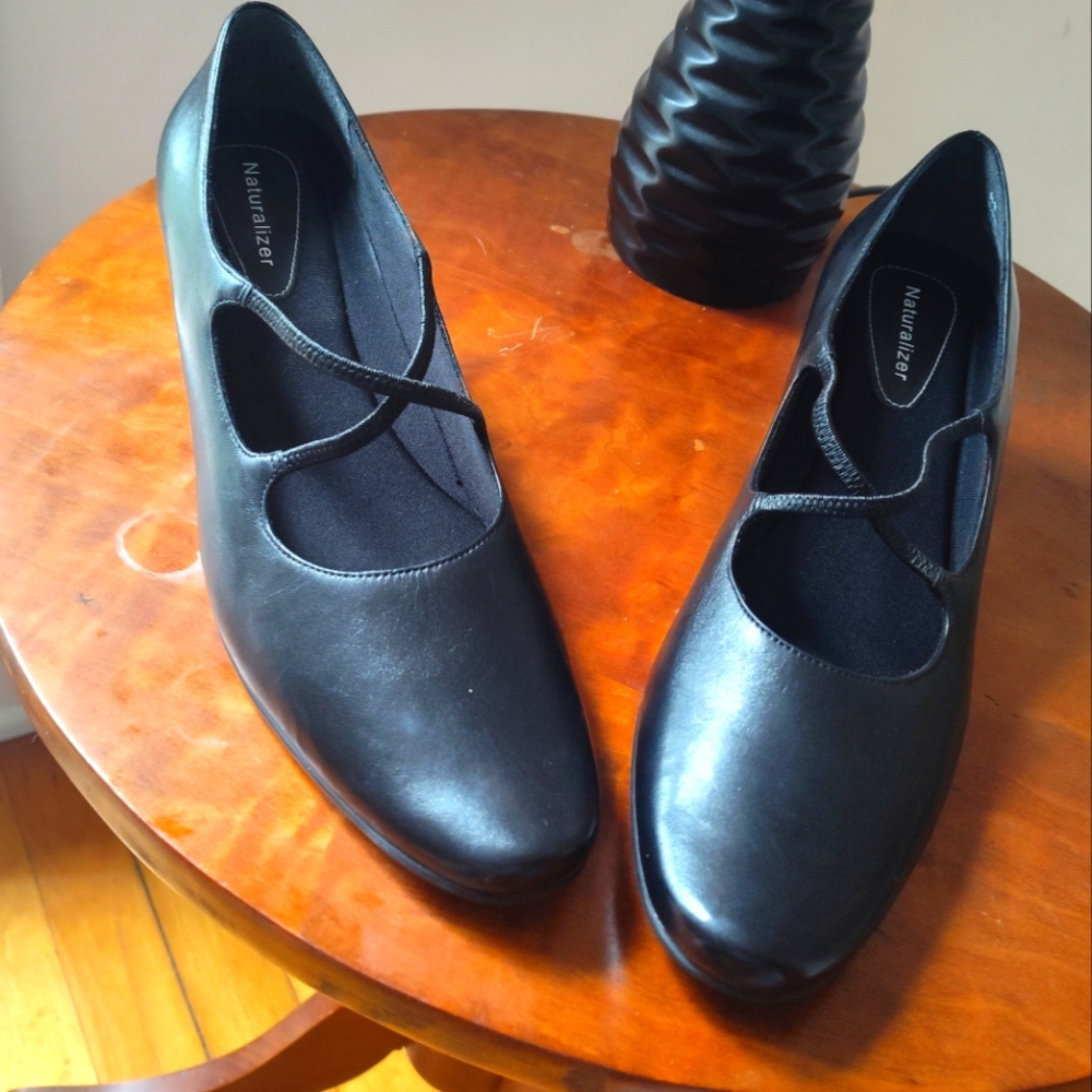 Naturalizer Shante black block heel pump